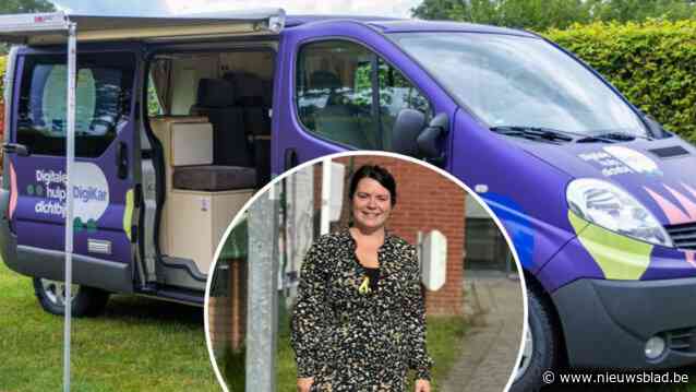 “Wat met mijn mantelzorgpremie? En hoe werk ik met mijn e-id?”: Digikar en Thuiszorgcoördinatie bieden hulp en info op verplaatsing