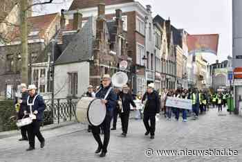 Met de fanfare op kop: leerlingen trekken in optocht door Brugse straten naar hun nieuwe school