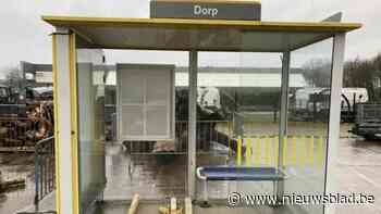 Zonhoven veilt bushokje, piano en inboedel van gemeentehuis