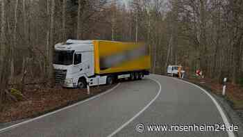 Lkw kommt in Rechtskurve von Fahrbahn ab und prallt gegen Baum