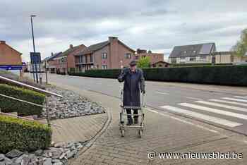 Pastoor Berghmans (96) schenkt boeken gratis weg na verhuis uit pastorie: “We kunnen ze toch niet in de papiercontainer gooien?”