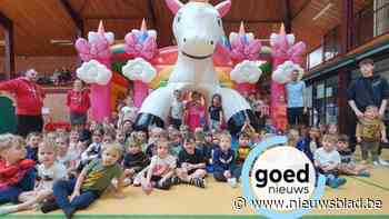 Kinderen ravotten in mooiste carnavalsoutfit in sporthal in Meeuwen