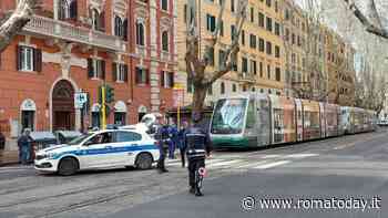 Tram fermi e bus sostitutivi in strada. Un camion ha rotto i cavi dell'alta tensione