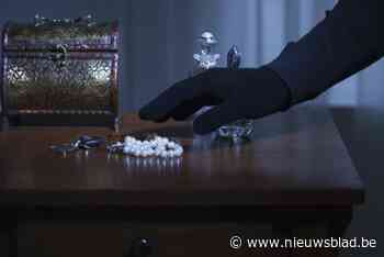 Dieven forceren deur van appartement en stelen juwelen