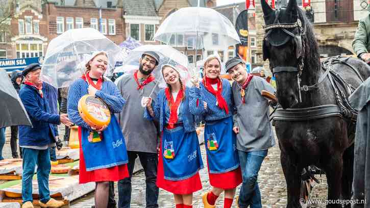 Tweede Kamerleden Mirjam Bikker en Mohammed Mohandis luiden seizoen Goudse Kaasmarkt in