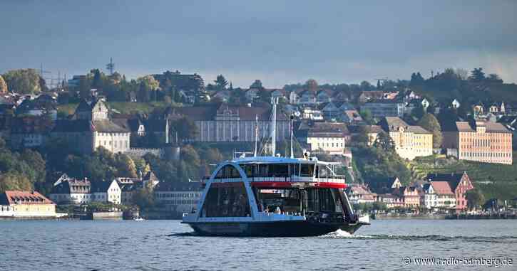 Neue Bodensee-Fähre treibt nach Motorpanne im Wasser