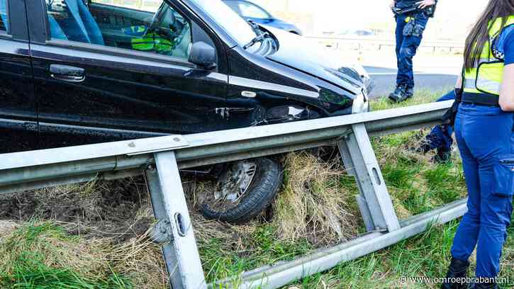 Auto krijgt klapband en mist wegwerkers op een haar na, rijstrook dicht