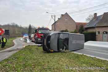 Auto botst op betonnen rand en belandt op zij in Zwalm