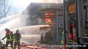 Lagerhalle brennt komplett nieder: Sechs Menschen bei Großbrand verletzt