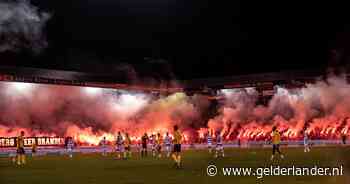 Boete van tien mille voor De Graafschap voor afsteken vuurwerk en ‘maffia-spandoek’