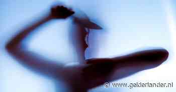 Man uit hele nacht vastgehouden terwijl overvallers hem met mes bedreigen