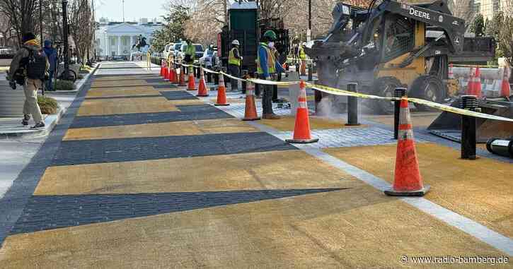 Bauarbeiter entfernen Schriftzug Black Lives Matter in DC