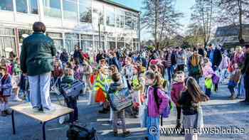 200 kleuters en leerlingen van basisschool Godsheide trekken in stoet naar nieuwbouw
