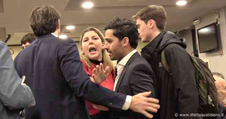 Spese militari, Conte e D’Alema contestati da un gruppo di militanti di Potere al Popolo: “Anche voi complici”