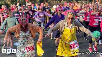 Hundreds join Headscarf Hustle on Humber Bridge