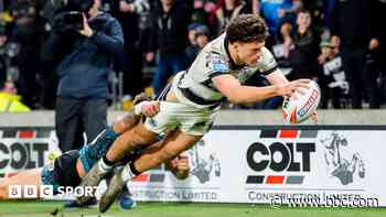 Winger Martin signs new Hull FC deal
