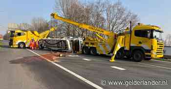 Chauffeur die met gekantelde vrachtwa­gen enorme files veroorzaak­te aangehou­den voor rijden onder invloed