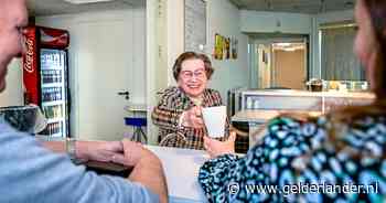 Goedlachse Riet (90) staat al 22 jaar achter de bar: ‘Ze schatten me allemaal 70’
