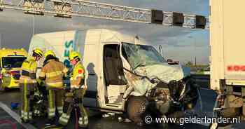 Doordat man (21) niet oplet achter het stuur breekt collega been en verliest zijn werk