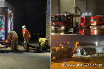 Brandweer blust ’s nachts  afvalberg in bedrijf industriezone, tractoren voeren water aan