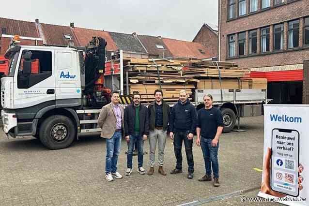 Schrijnwerkbedrijf schenkt vrachtwagen vol hout aan Lokerse studenten