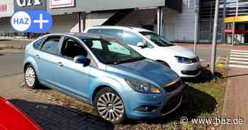 Schrottauto vor dem A2-Center in Altwarmbüchen: Besitzerin im Gefängnis