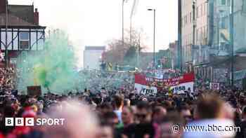 Thousands of Man Utd fans protest against owners