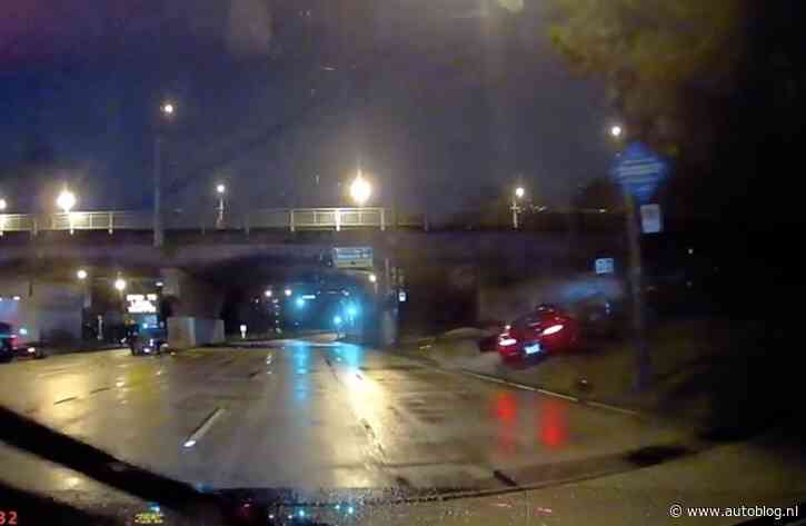 Man verlaat dealer met AMG GT R, crasht [video]