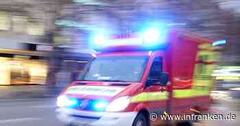 Medizinischer Notfall im Kreis Kitzingen: Bus kracht gegen Hauswand, Fahrerin (63) bewusstlos