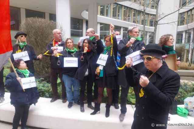 Medewerkers hoofdkantoor BNP Paribas Fortis protesteren tegen plannen om meer activiteiten uit te besteden met ‘menselijke veiling’: “Volgende stap is ontslag”