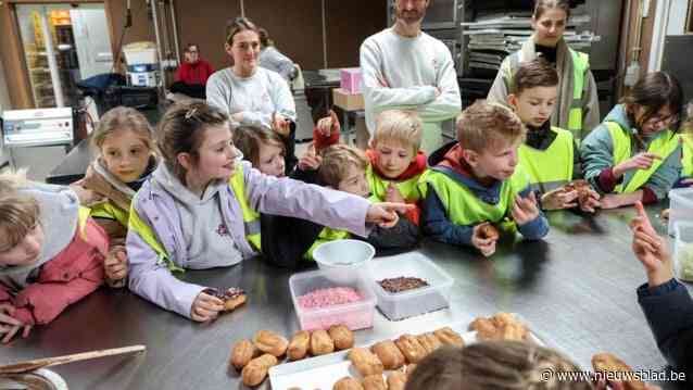 Klasgenootjes overleden Lowieke (6) herdenken hem op zoete wijze door mee eclairs te versieren bij bakker Gert & Elke om eclairactie van KickCancer in de kijker te zetten