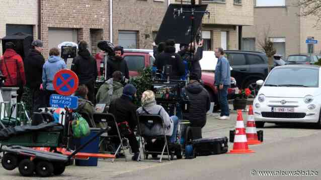 ‘Badgast’ Tom Waes spoelt aan bij zussen Anina en Ymke: uitgestelde opnames voor nieuwe Vlaams-Nederlandse televisieserie in Wommelgem