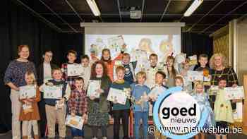 Kinderen van eerste leerjaar Herx vieren dat ze het alfabet kennen met koekjes en spelletjes