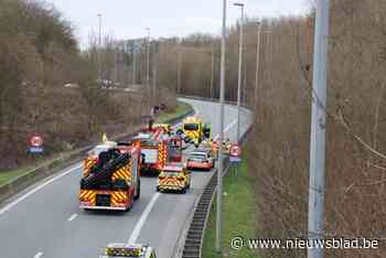 Bestuurder mist afrit, botst tegen berm en eindigt met auto op dak