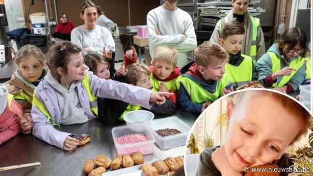 Klasgenootjes herdenken overleden Lowieke (6) op zoete wijze door eclairs te versieren voor KickCancer-actie