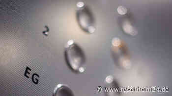 Dramatischer Aufzug-Unfall in München: Feuerwehr rettet Rentnerin (82) aus lebensgefährlicher Lage