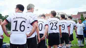 Rechtsaußen dürfen mitkicken: FC Bundestag erleidet AfD-Schlappe vor Gericht