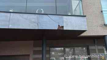 Schade aan balkon in Sint-Truiden door vrachtwagens van bpost