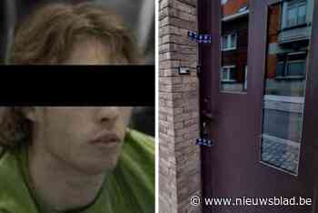 Veertiger slaat man dood die hij betrapt in zijn slaapkamer: “Het leek op een mooi gezinnetje met twee kindjes”