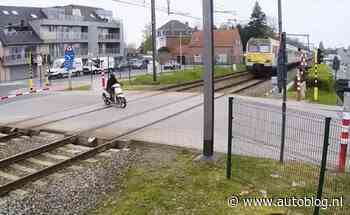 Video: Scooter negeert slagboom bij overgang