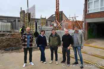 Bouw nieuwe vleugel basisschool volop aan de gang: “Tijdelijk minder speelruimte, maar gelukkig kunnen we in de kloostertuin terecht”