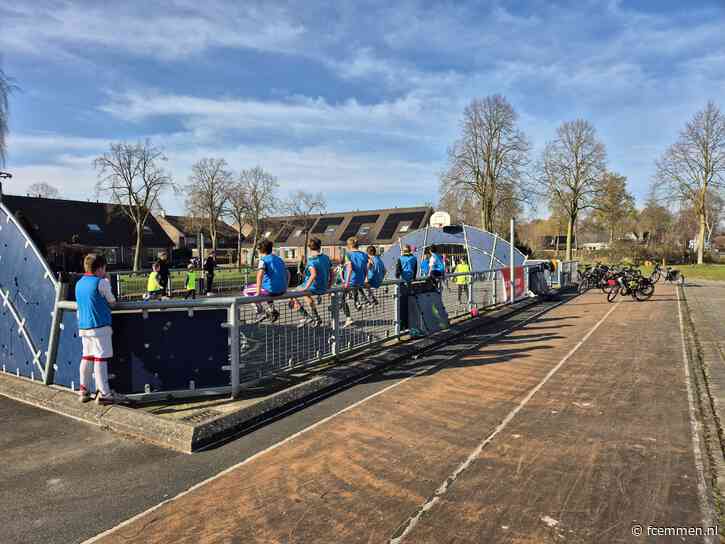 Start FC Emmen De Straat Op in Emmer-Compascuum en Bargeres