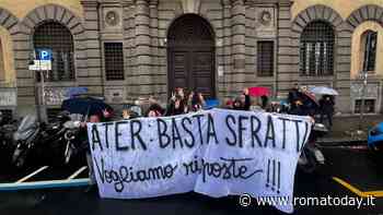 Sgomberi al Quarticciolo, protesta sotto la sede dell'Ater: "Messe in strada due donne con bambini"