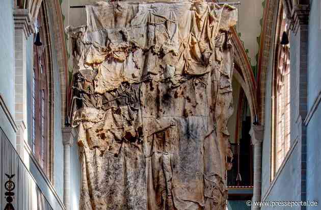 „Spuren des Feuers“ – monumentales Fastentuch von Jakob Kirchmayr erstmals in Deutschland zu sehen