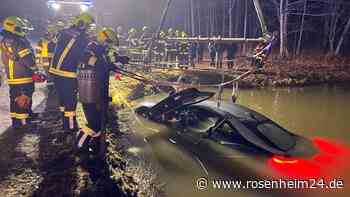 Sportwagen-Fahrer (26) und Freundin fliegen mit BMW in Teich – Auto geht sofort unter