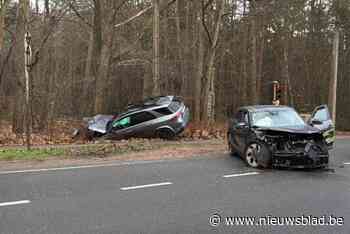 Twee bestuurders naar ziekenhuis na stevige botsing: beide wagens zwaar beschadigd