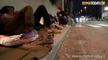 La notte dei migranti su un marciapiede: ancora code fuori dall'ufficio immigrazione per avere i documenti