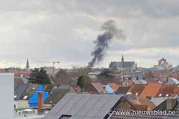 Isolatie vat vuur tijdens dakwerken en zorgt voor rookpluim in stadscentrum