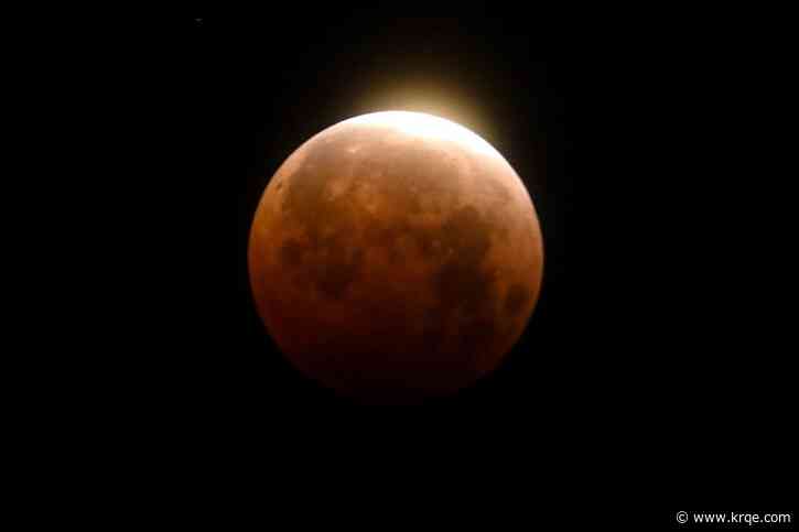 How to photograph the total lunar eclipse