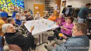 Vrijwilligers en senioren zijn aan het feest in Schelle